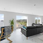 De\'Nada, Vernon Court