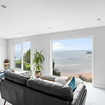 De\'Nada, Vernon Court