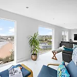 De\'Nada, Vernon Court
